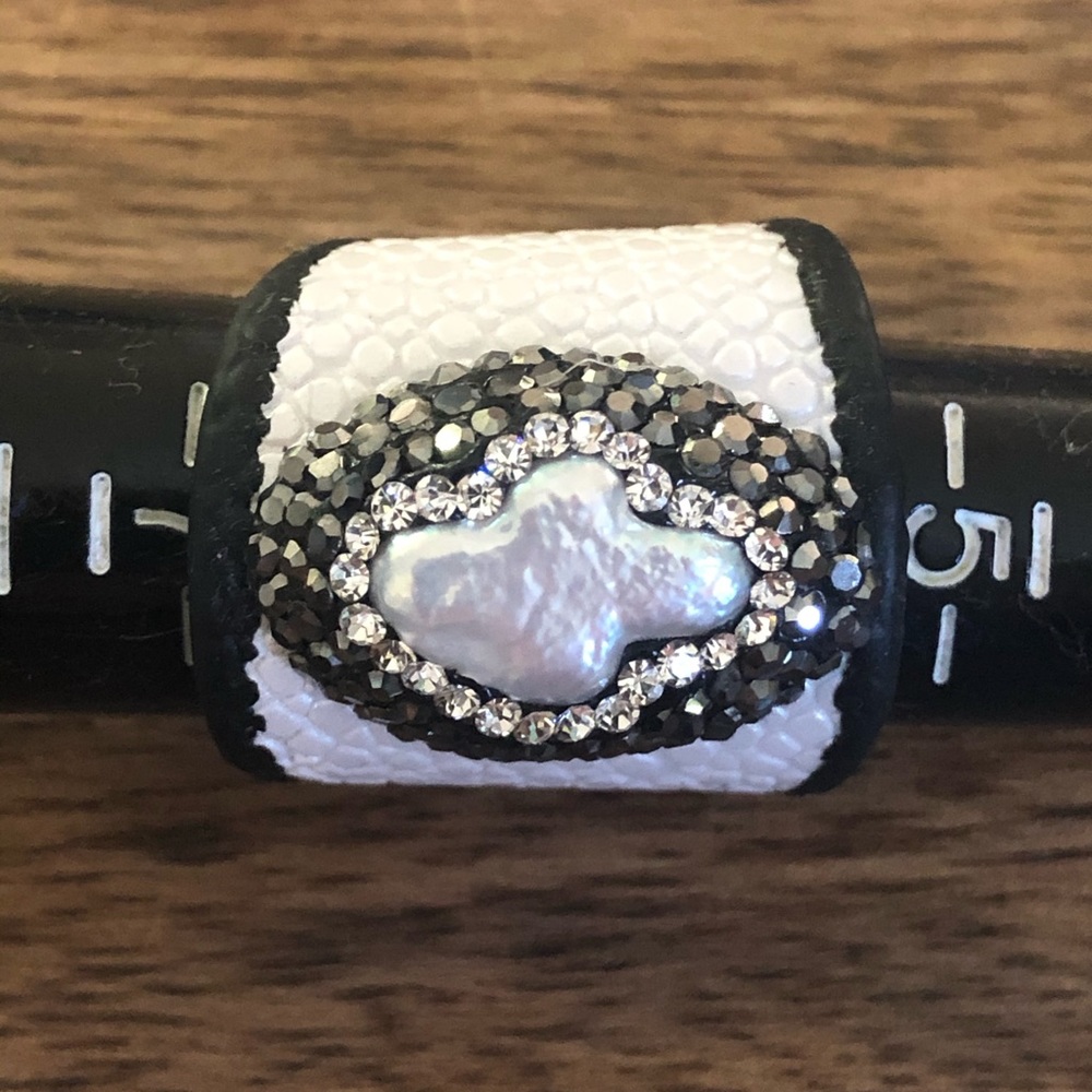 Pearl leather ring - Picture 2 of 5